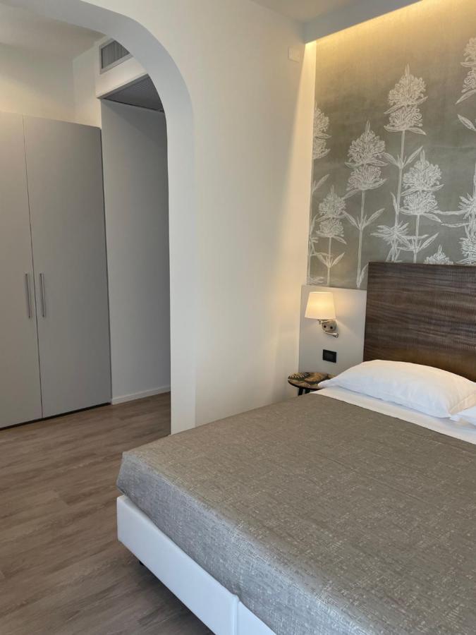 Hotel Tritone Каорле Екстериор снимка