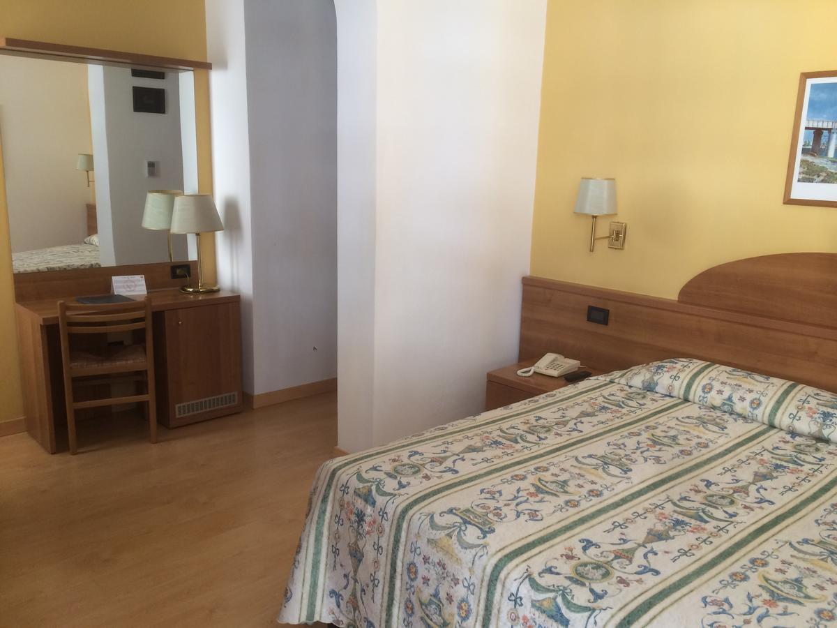 Hotel Tritone Каорле Екстериор снимка
