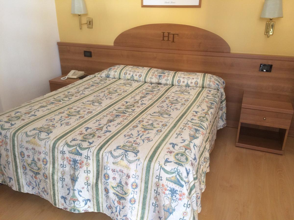 Hotel Tritone Каорле Екстериор снимка