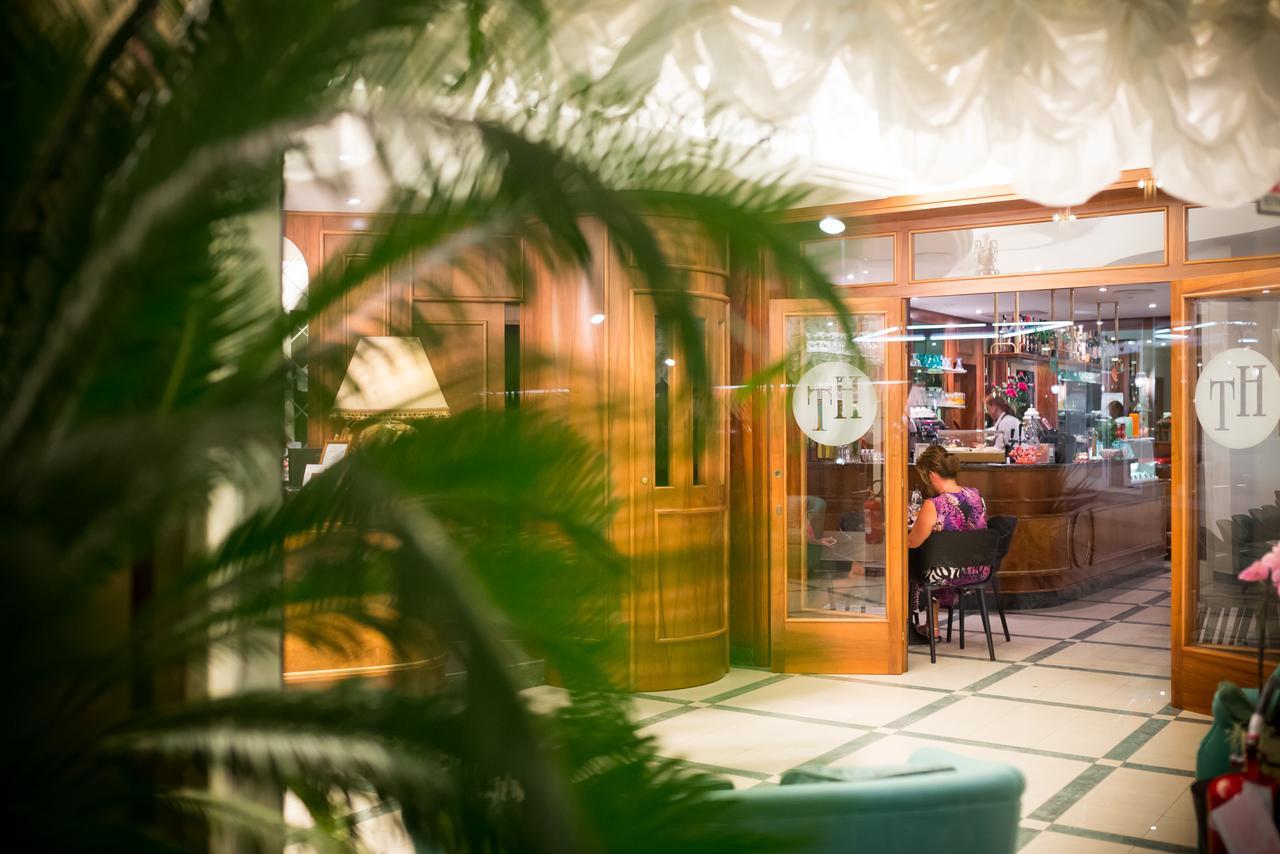 Hotel Tritone Каорле Екстериор снимка