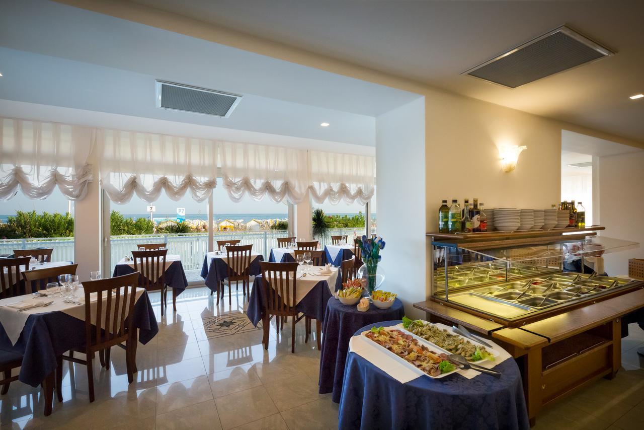 Hotel Tritone Каорле Екстериор снимка