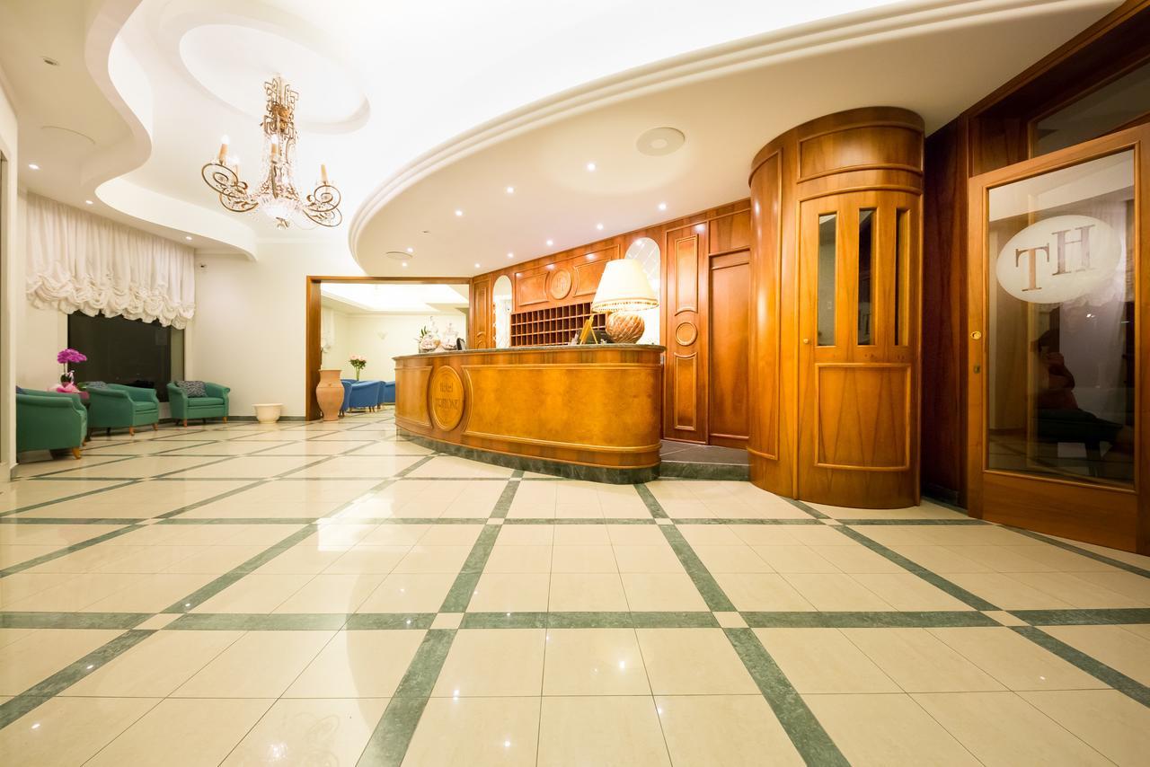Hotel Tritone Каорле Екстериор снимка