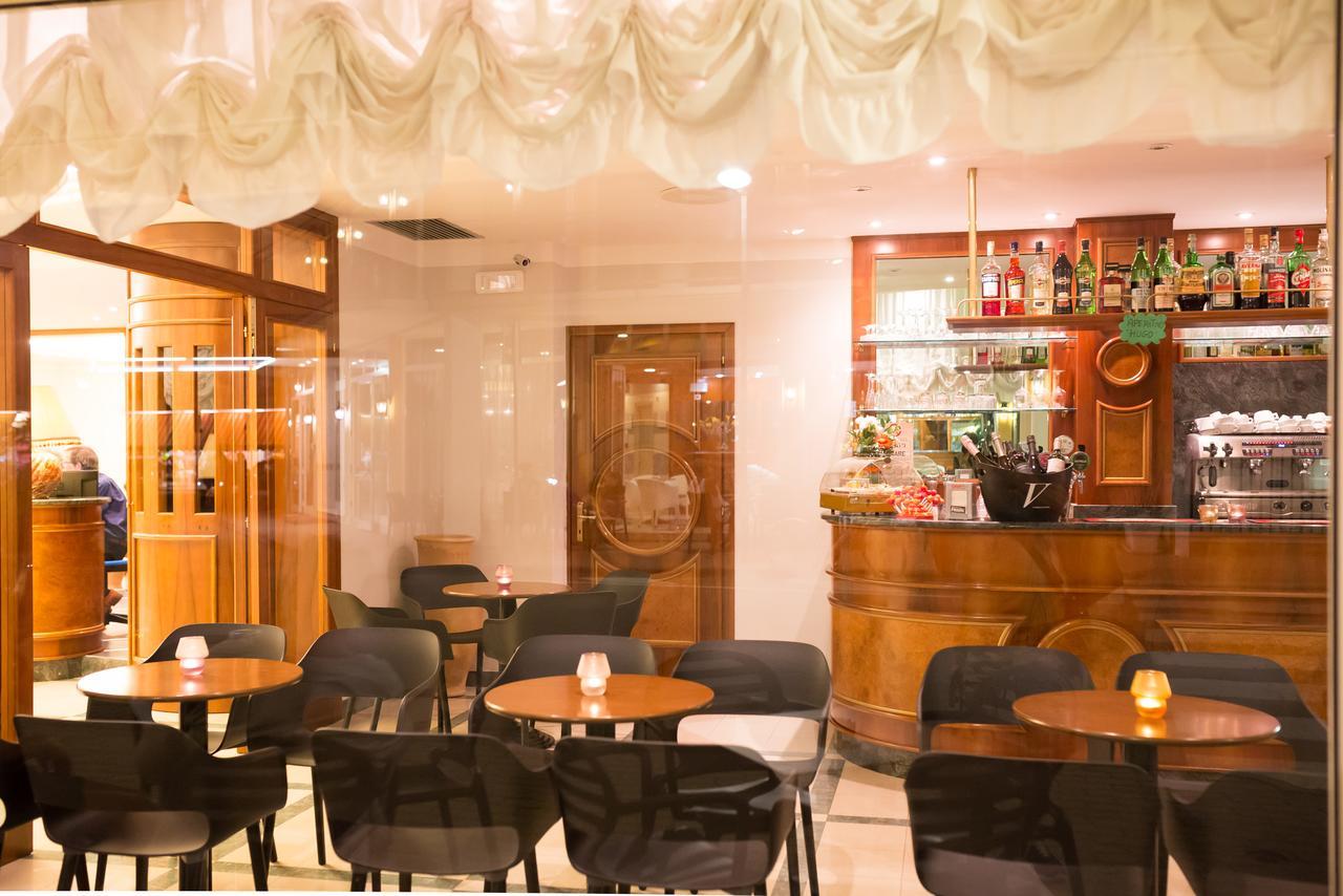 Hotel Tritone Каорле Екстериор снимка
