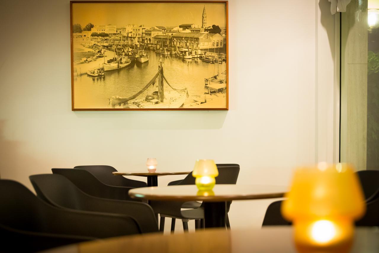 Hotel Tritone Каорле Екстериор снимка