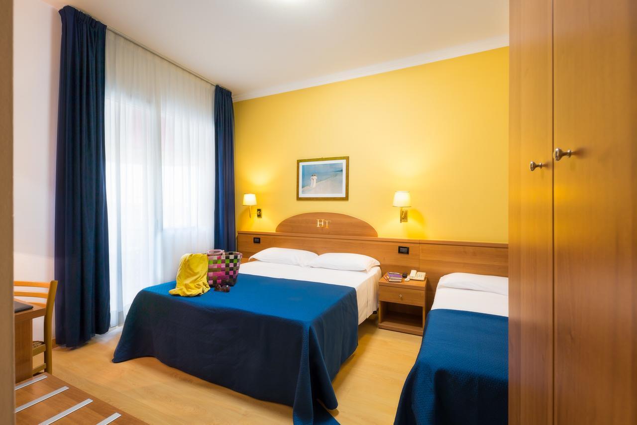 Hotel Tritone Каорле Екстериор снимка
