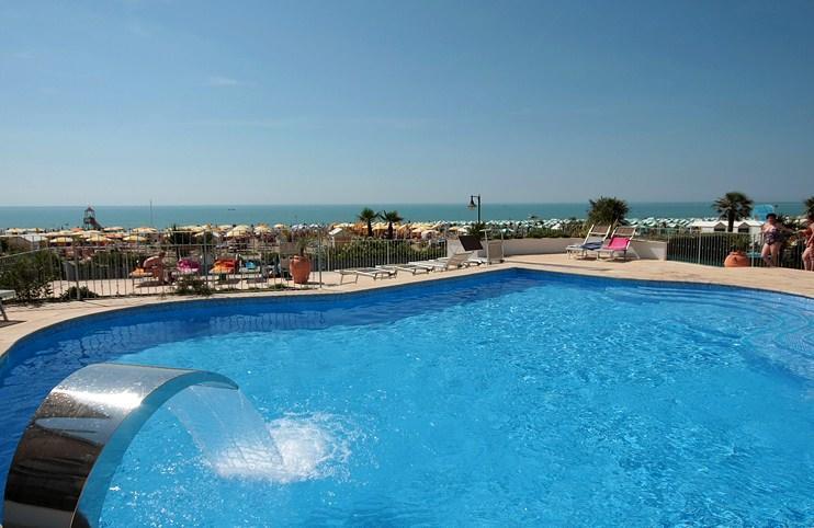 Hotel Tritone Каорле Екстериор снимка