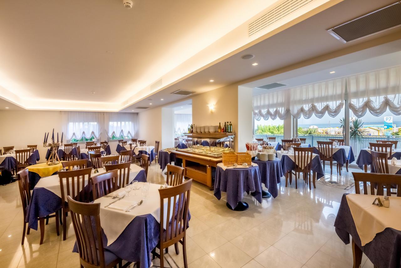 Hotel Tritone Каорле Екстериор снимка