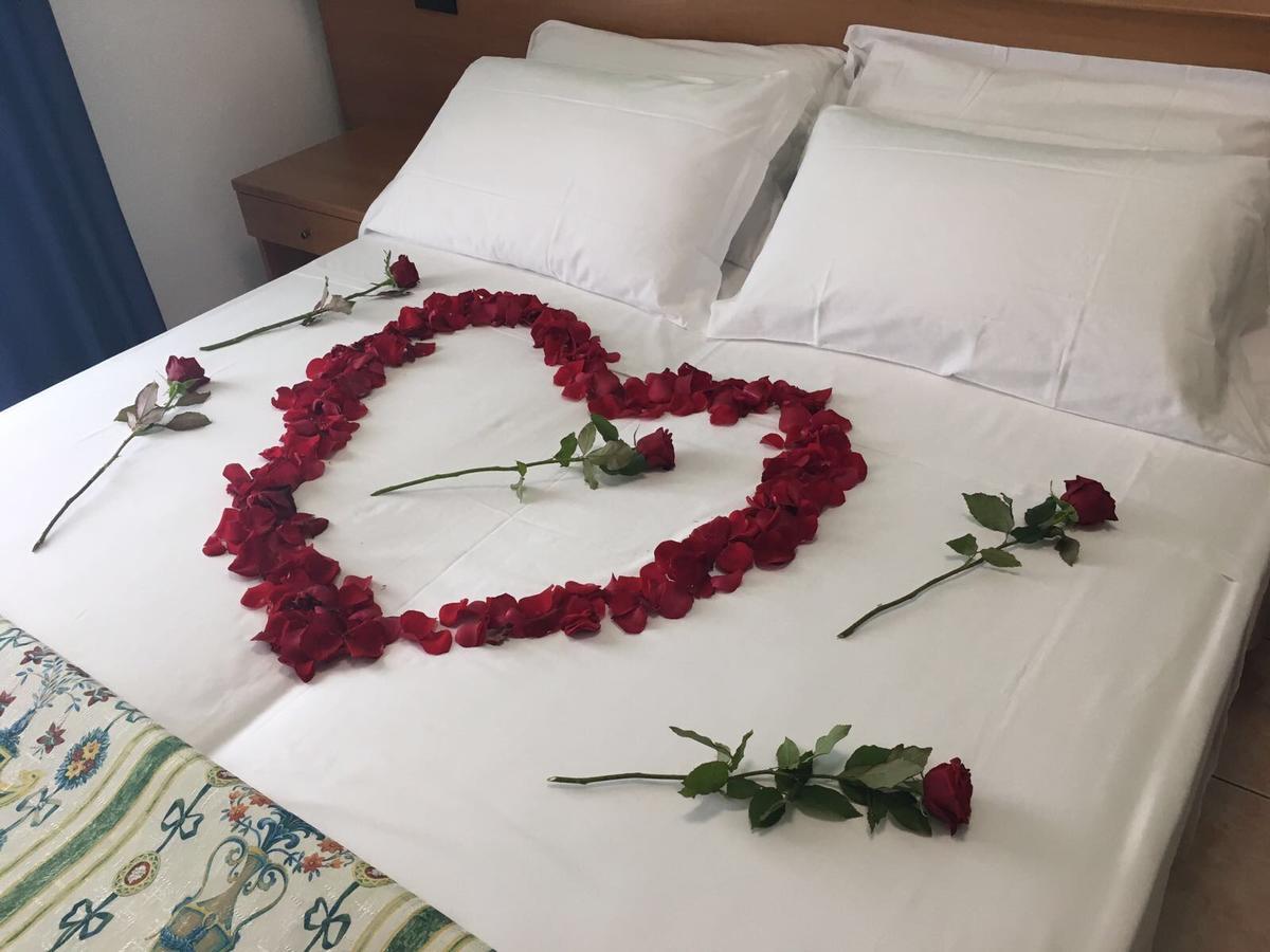 Hotel Tritone Каорле Екстериор снимка