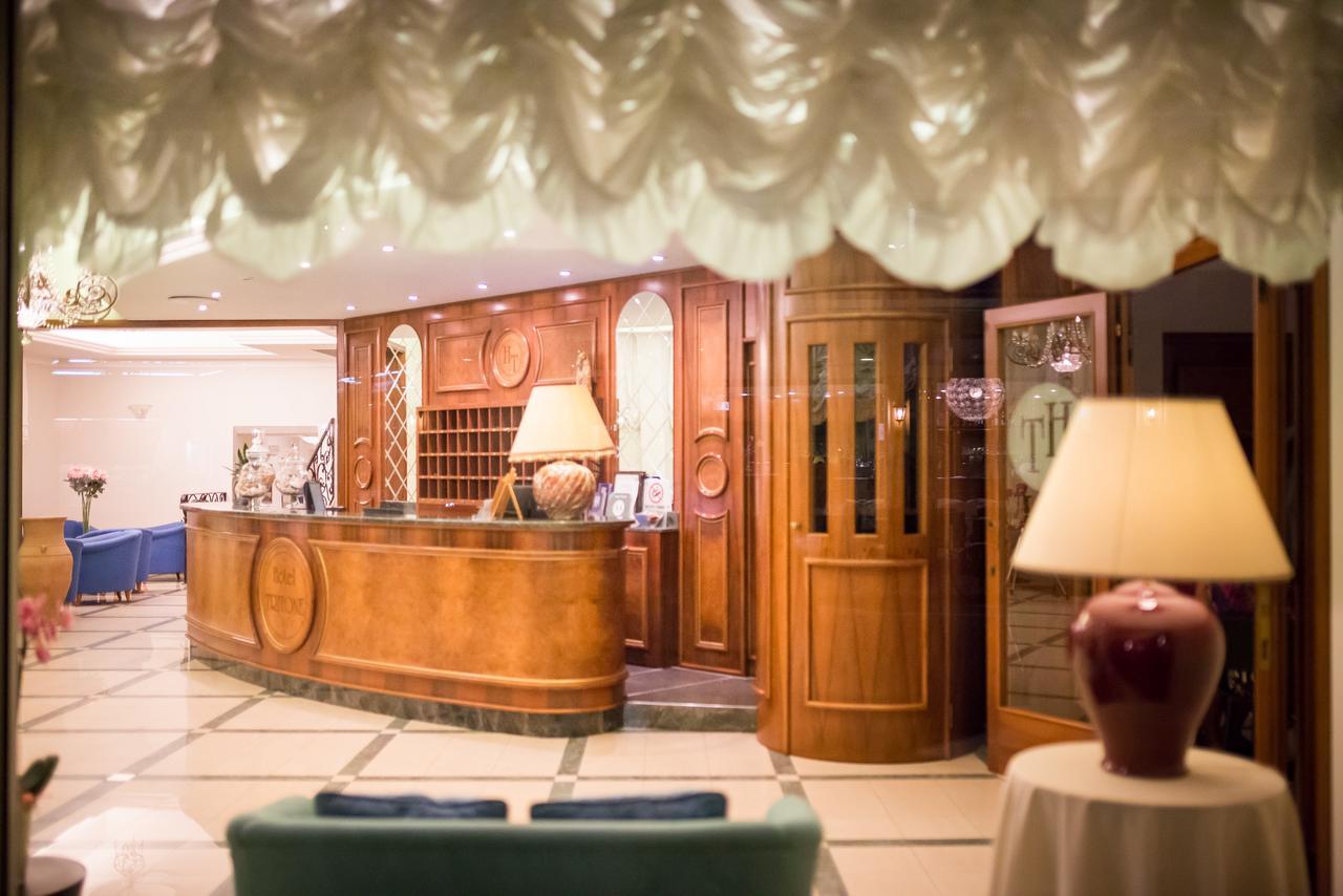 Hotel Tritone Каорле Екстериор снимка