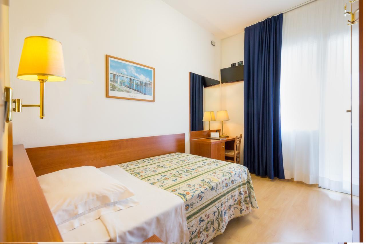 Hotel Tritone Каорле Екстериор снимка