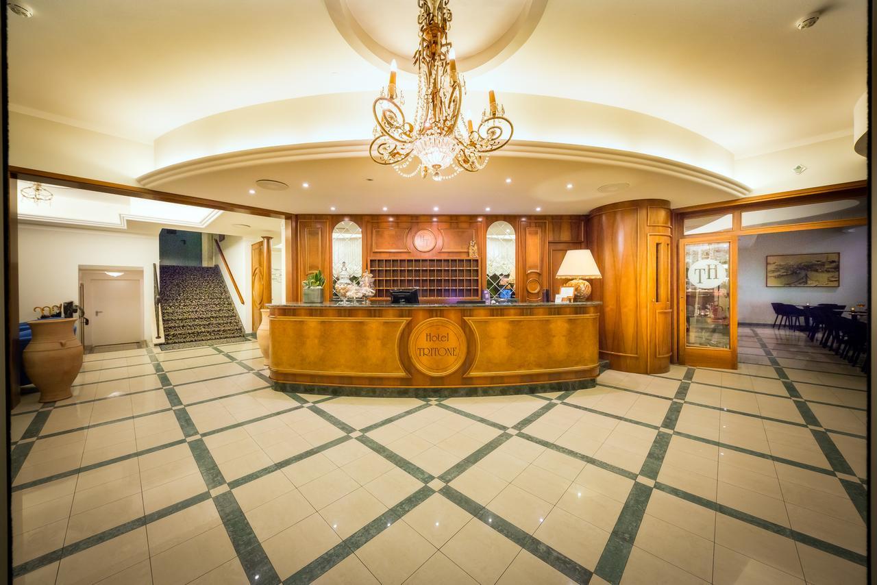 Hotel Tritone Каорле Екстериор снимка