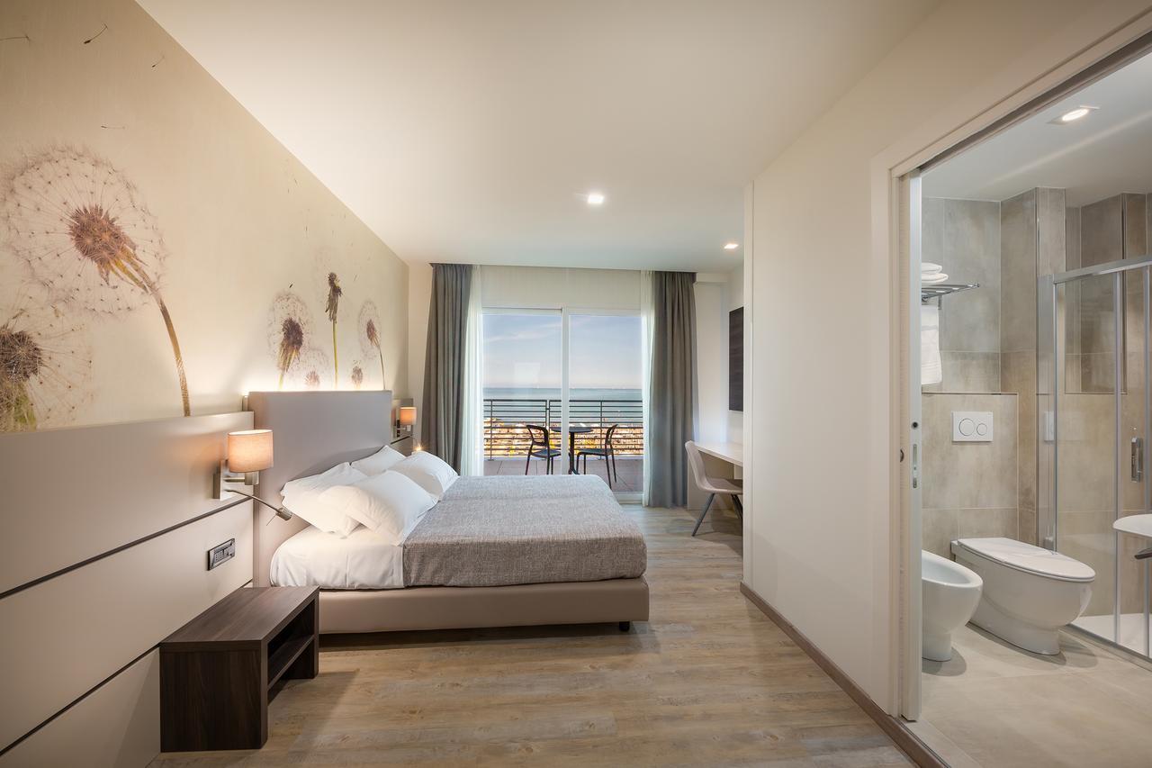 Hotel Tritone Каорле Екстериор снимка