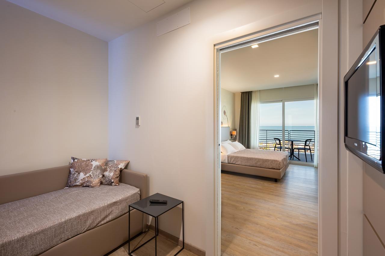 Hotel Tritone Каорле Екстериор снимка