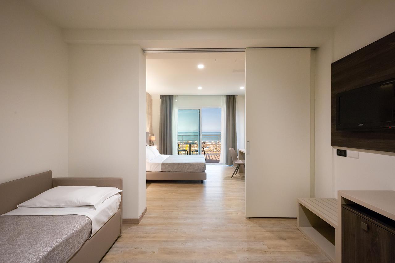Hotel Tritone Каорле Екстериор снимка