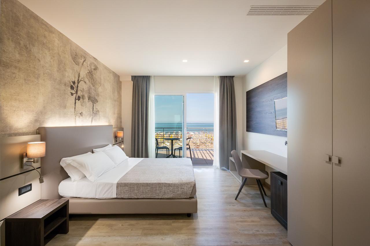 Hotel Tritone Каорле Екстериор снимка