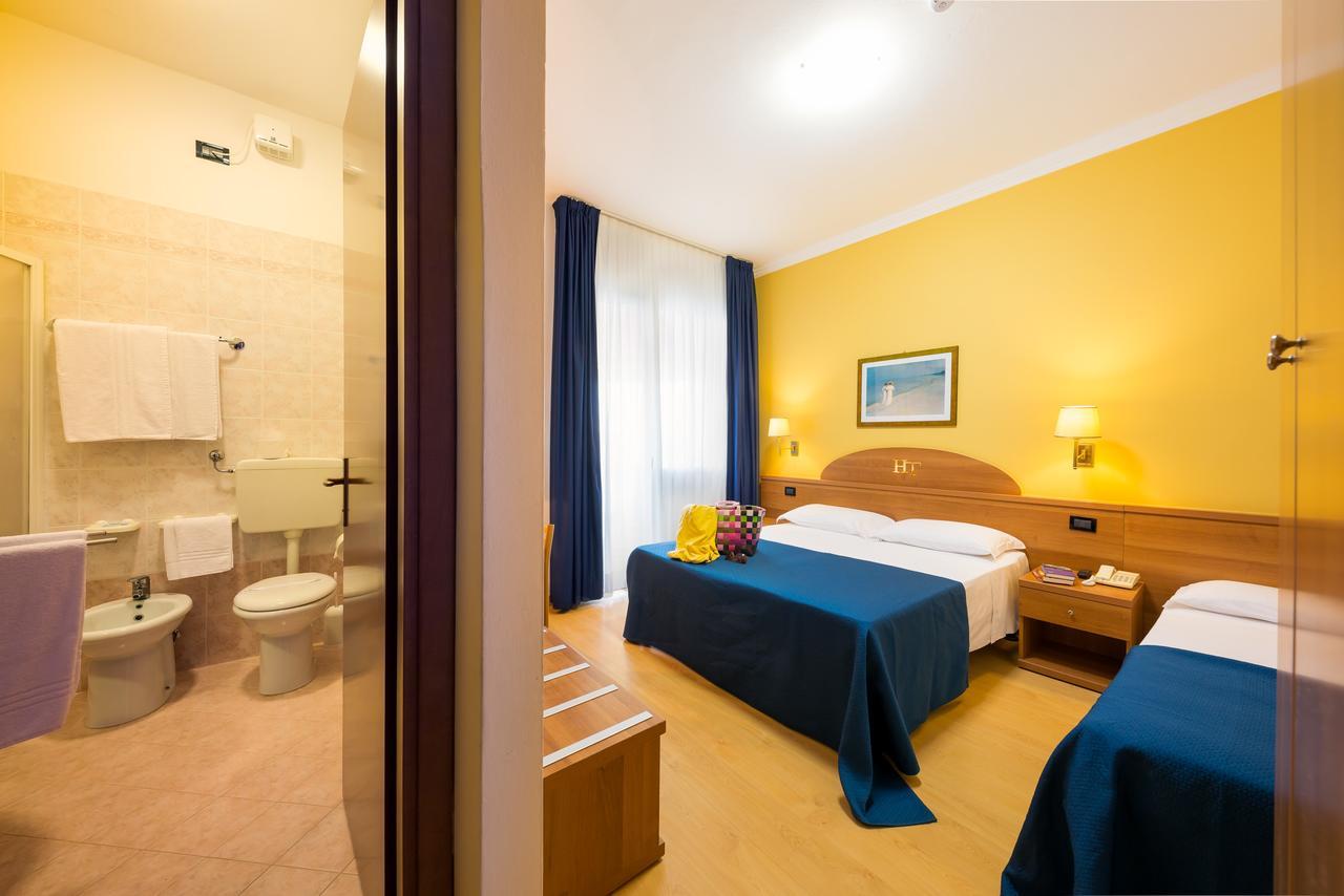 Hotel Tritone Каорле Екстериор снимка