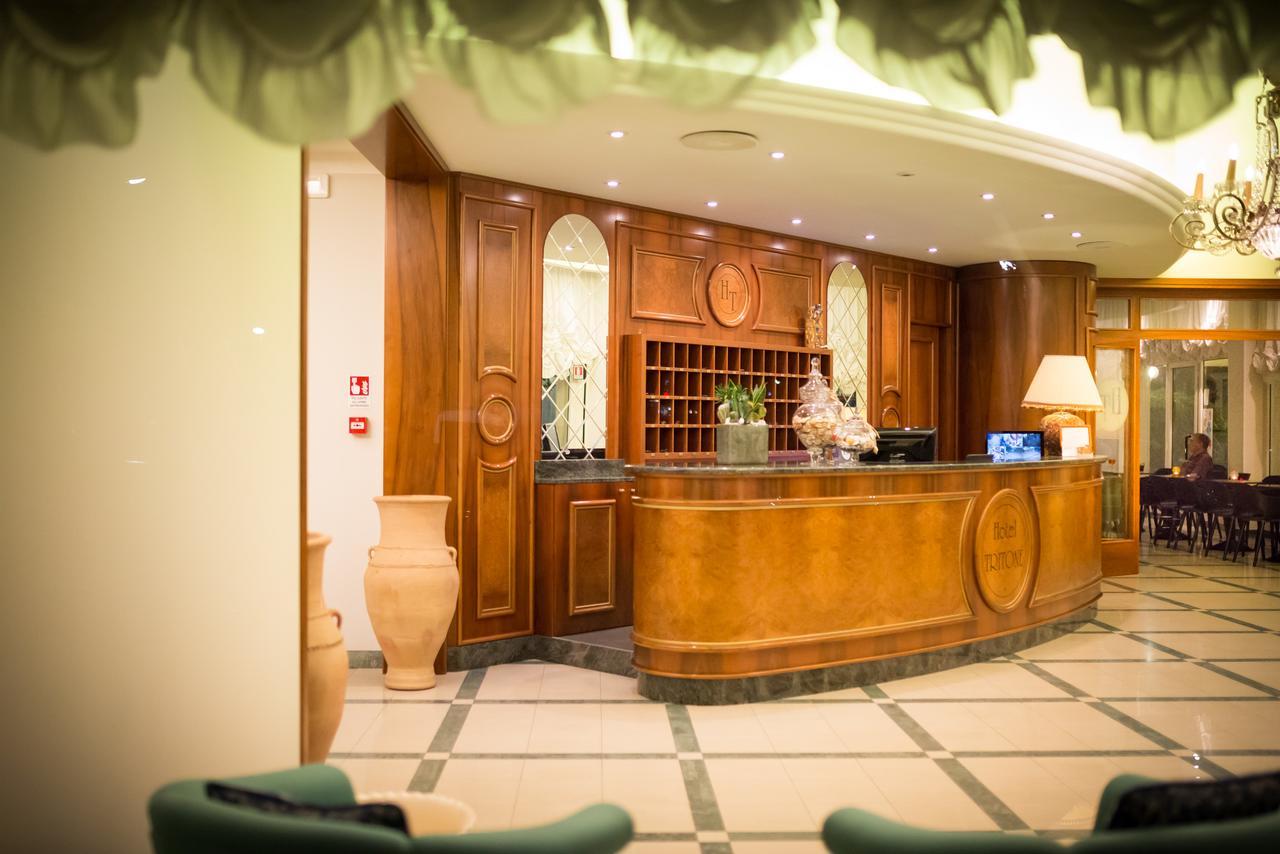 Hotel Tritone Каорле Екстериор снимка