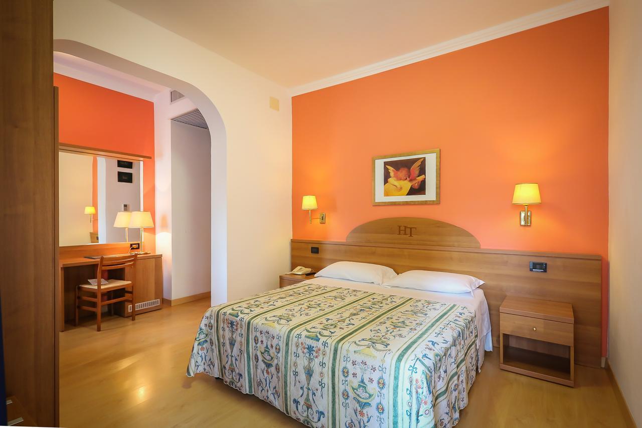 Hotel Tritone Каорле Екстериор снимка