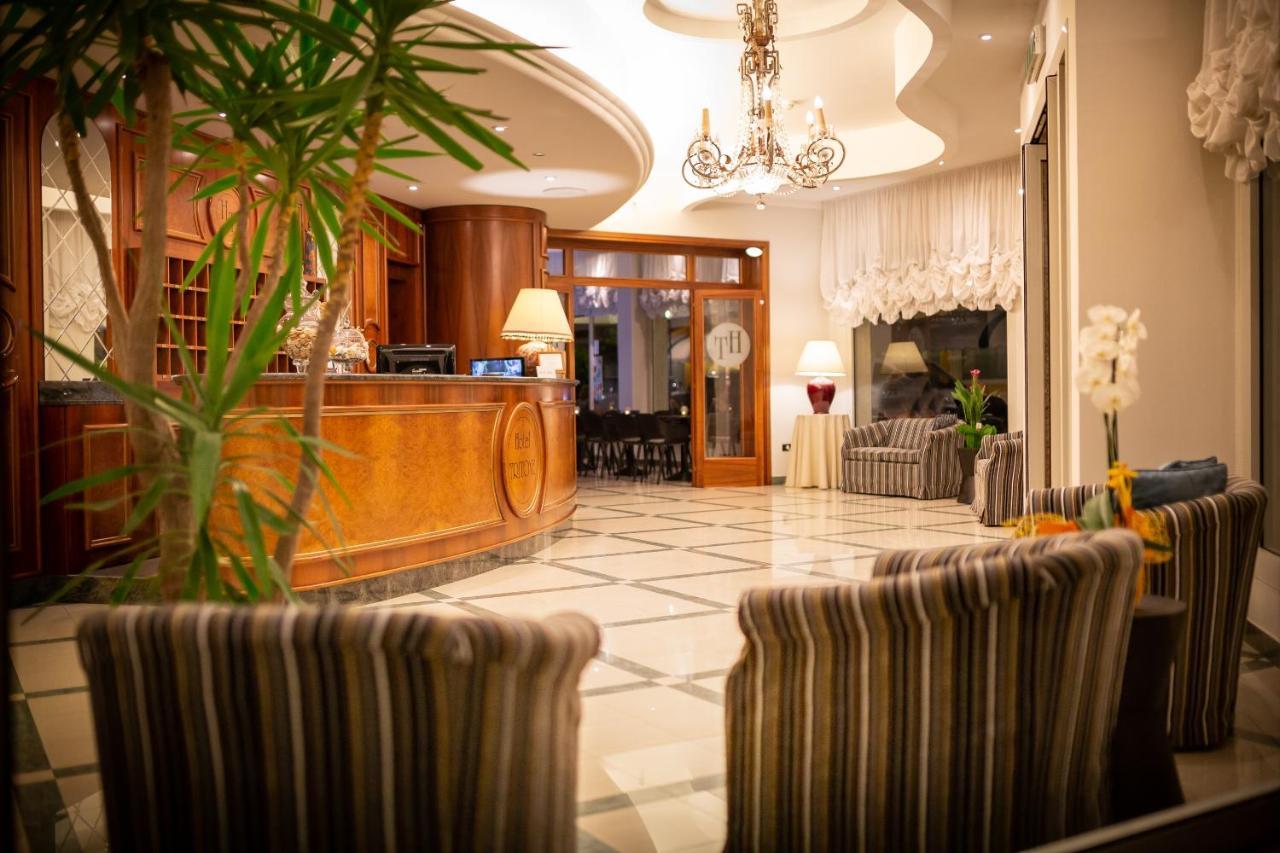 Hotel Tritone Каорле Екстериор снимка
