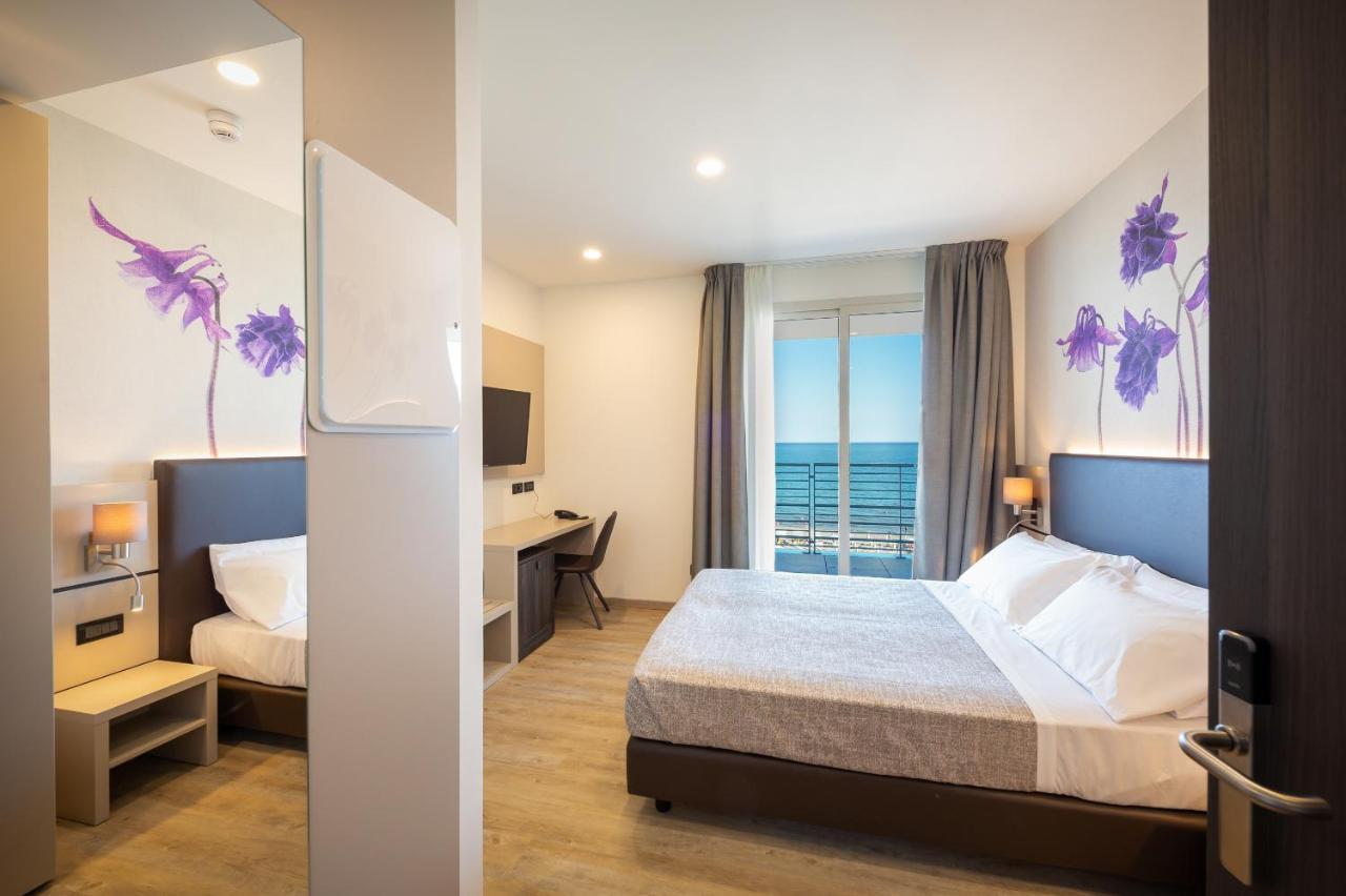 Hotel Tritone Каорле Екстериор снимка