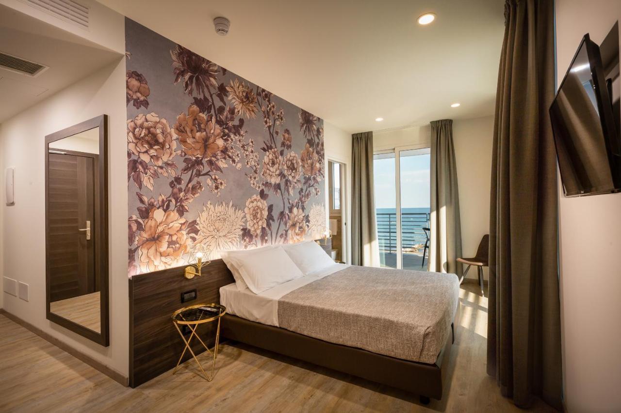 Hotel Tritone Каорле Екстериор снимка