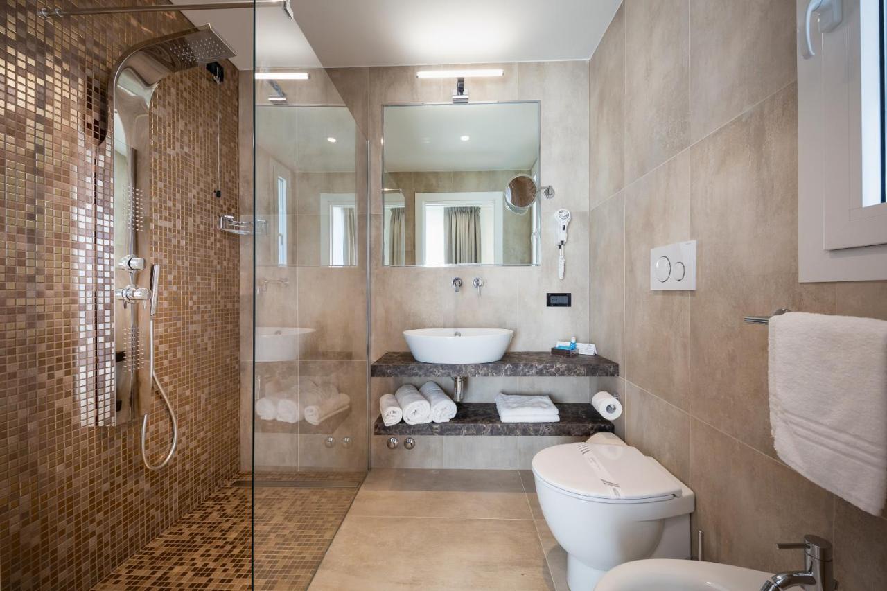 Hotel Tritone Каорле Екстериор снимка