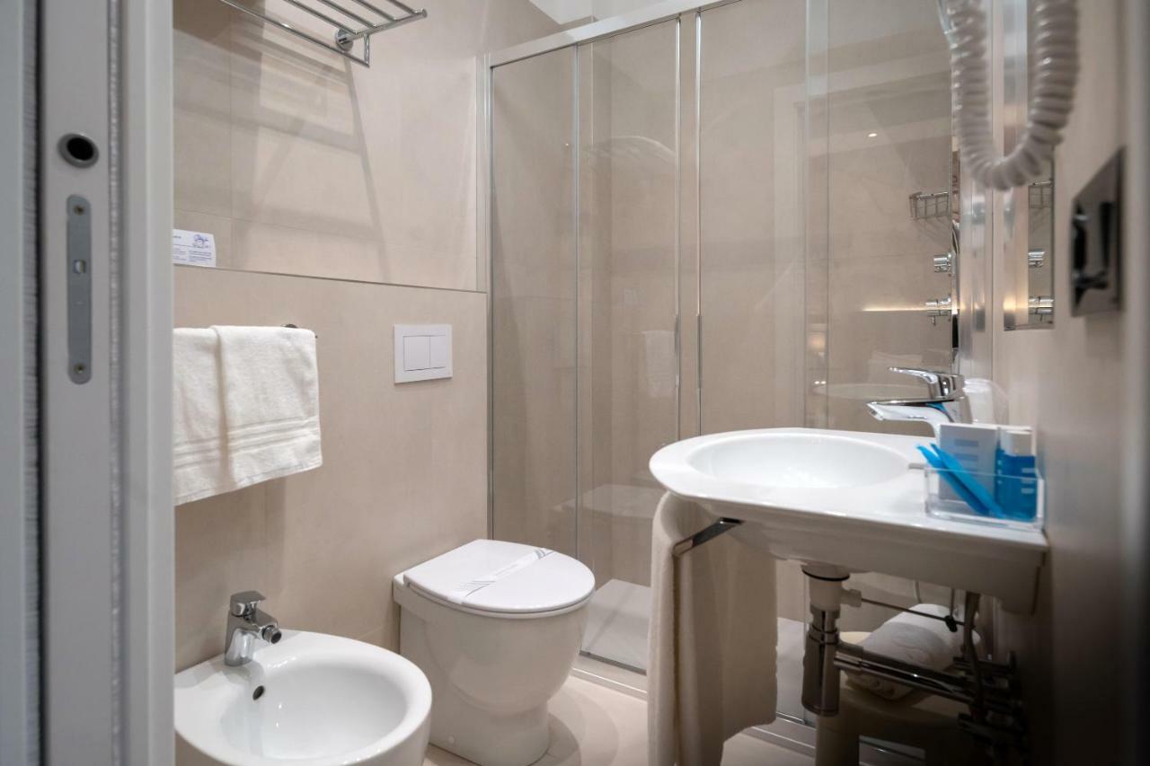 Hotel Tritone Каорле Екстериор снимка